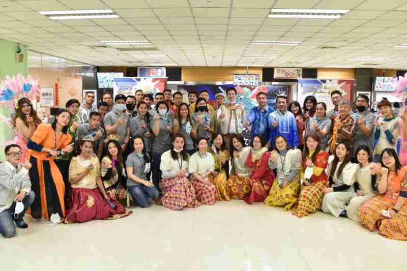 友達推動「安心、、創新、、、、用心、、同心、、、、盡心」五星職旅，，，，為菲籍員工打造全方位照護，，，，首度贏得「人權實踐與發展領袖獎」殊榮