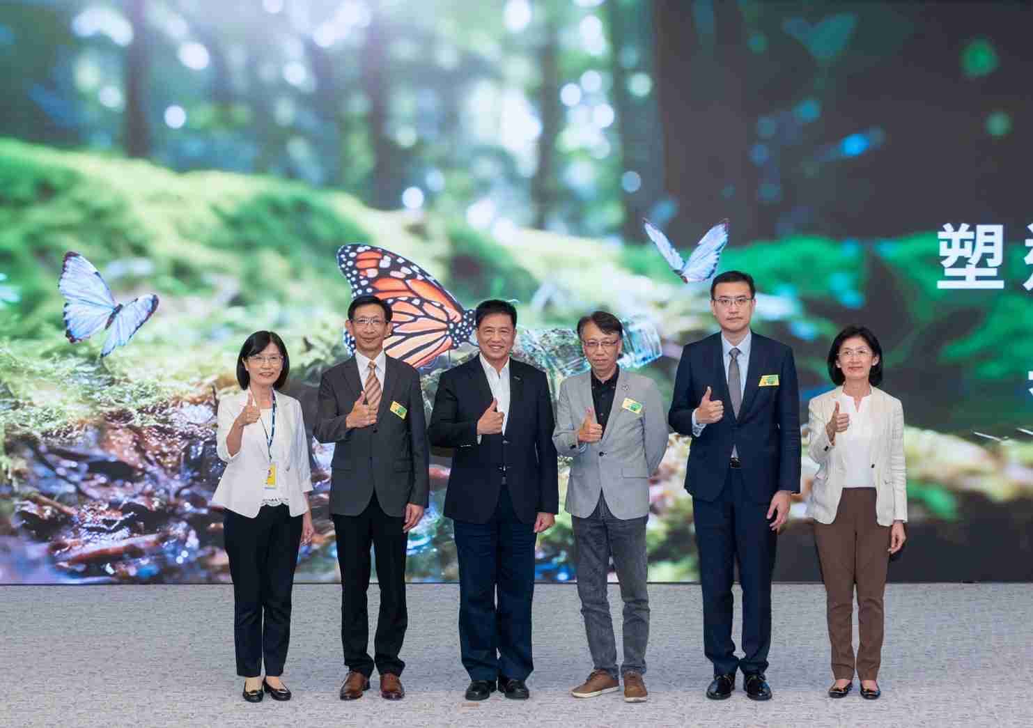 友達2023 CSR共榮大會，，，，邀請領域專家分享交流生物多樣性管理趨勢、、無塑產品、、、、海廢永續塑料等議題  （圖左到右：友達光電永續長古秀華、、、3M台灣技術長陳君杰、、友達光電董事長暨集團策略長彭双浪、、、光寶科技企業永續發展處處長陳慶暉、、、、安永聯合會計師事務所執業會計師曾于哲、、、、友達光電供應鏈總部副總經理吳宜芳）