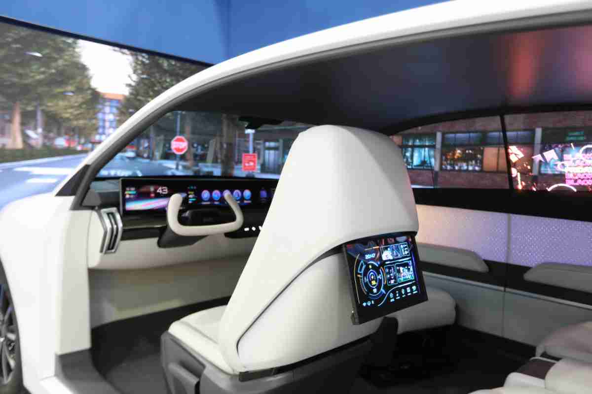 尊龙集团的「可卷式后座娱乐显示器」加强后座乘客的感官体验，，，并保有个性化设计，，，，可依使用偏好进行动态调整。。