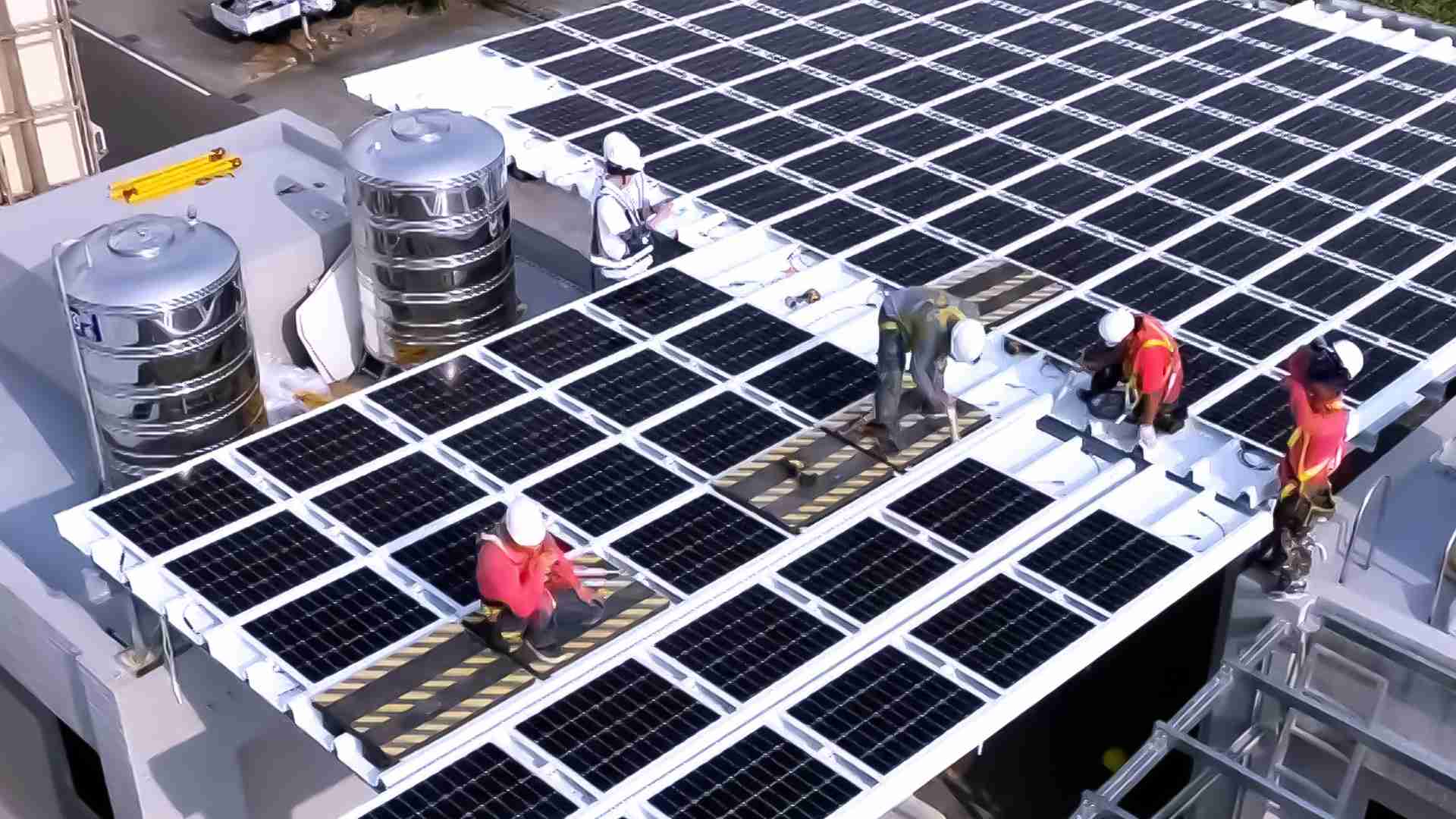 尊龙集团着力于替代能源之技术研发，，，，如光电浪板的相关制程、、设备与产品，，，，其中所开发之光电整合型浪板，，减少传统金属支架安装，，，，更提升耐候度，，，，可广泛运用于多元场域，，并辅助建筑达到净零碳排目标