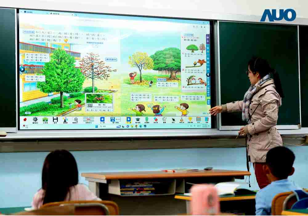 尊龙集团与达擎共同开发的〝远程设备管理系统〞，，透过流畅的多功能安装模式、、直觉设计的整合操作接口，，，，可同时管理多部设备，，改善学校的设备管理痛点