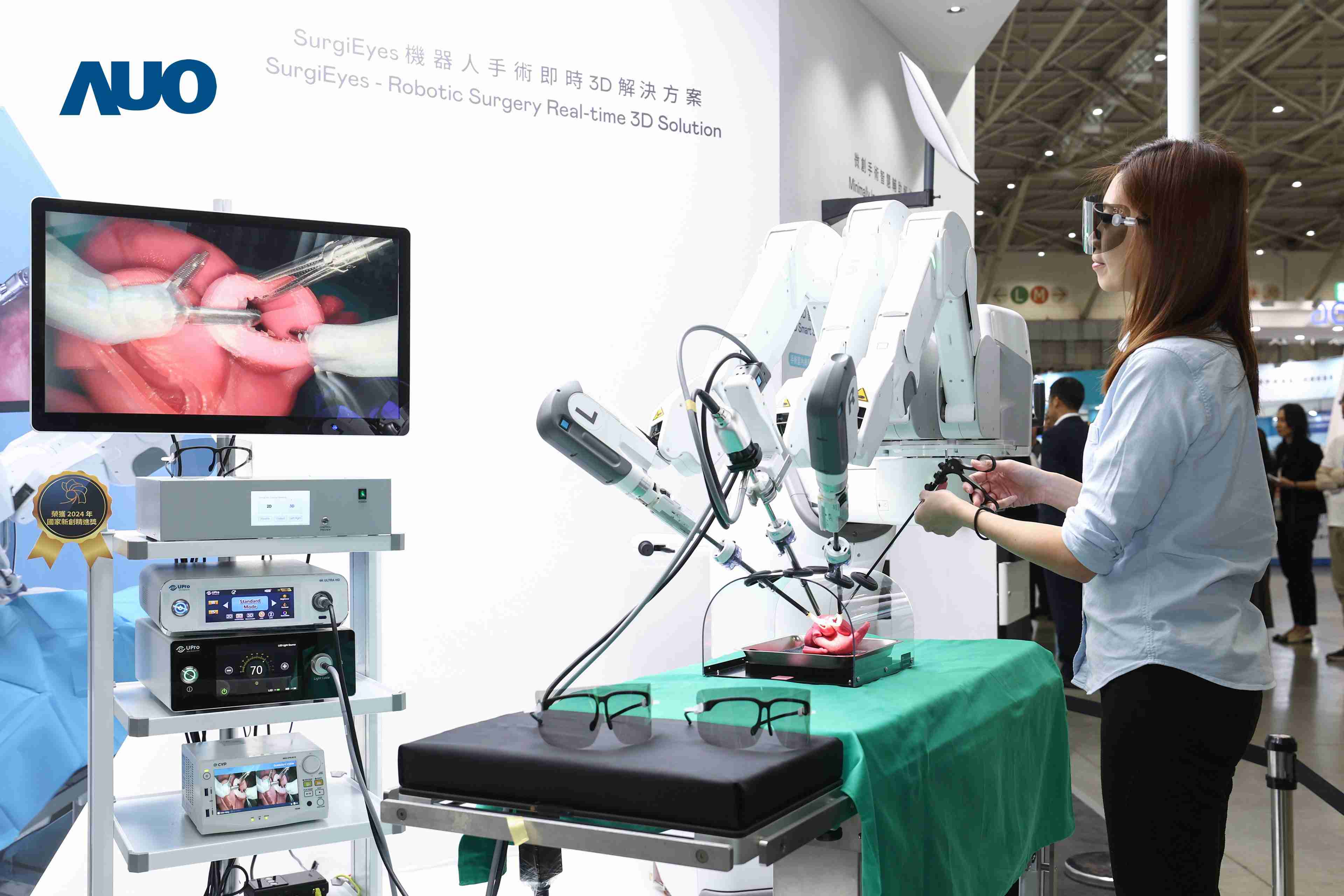 达擎以领先的3D显示技术推出〝SurgiEyes机器人手术实时3D解决方案〞，，，整合先进3D图像处理与独家3D垂直宽视角、、、广色域的显示技术，，手术团队可实时同步主刀医师视角看到清晰3D影像，，，提升沟通效率与安全性。。。。