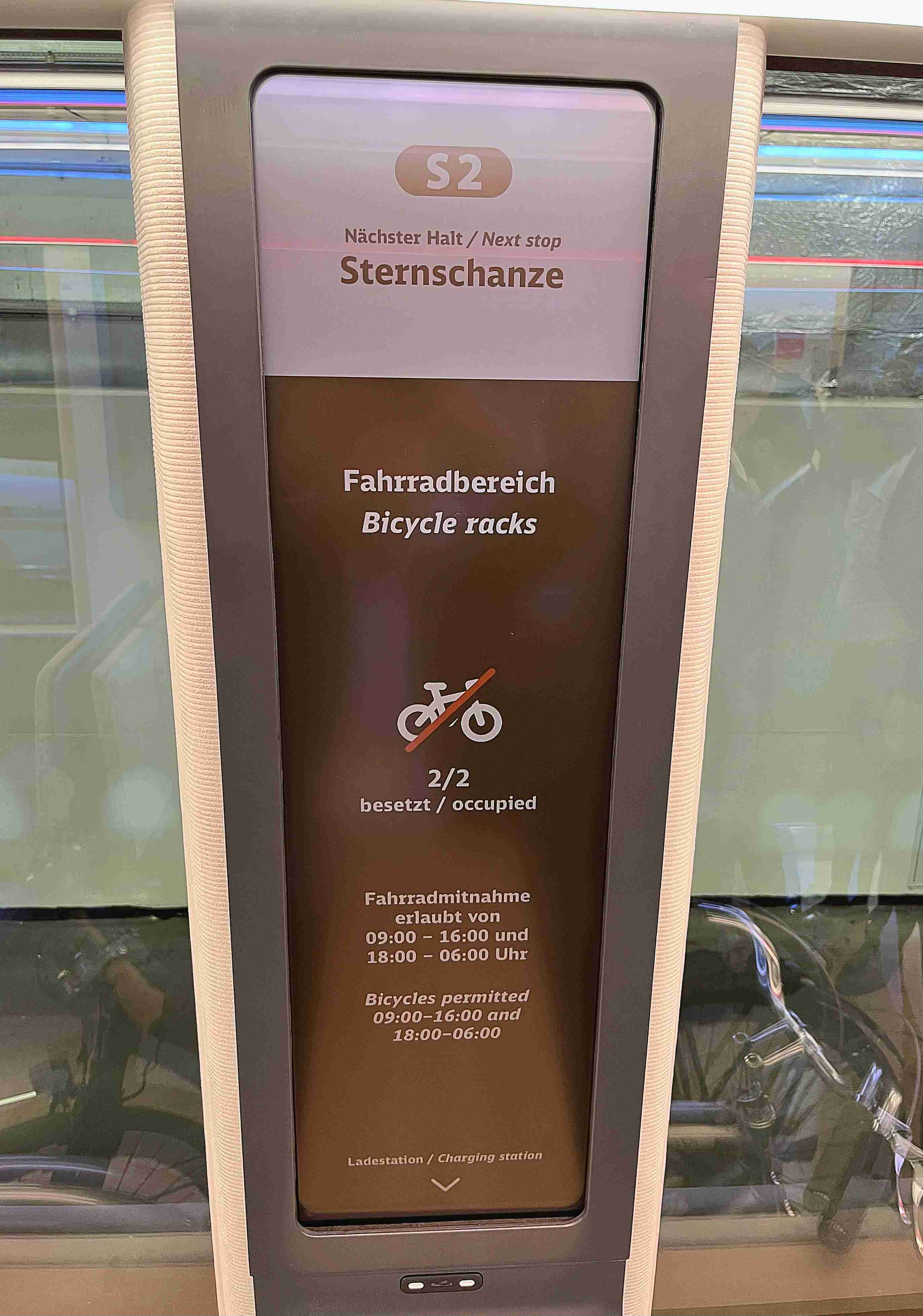 达擎HiRaso显示技术采用胆固醇液晶独特的双稳态特性及反射环境光线的方式，，发挥最佳能源运用效率，，，，其仅在更换显示画面时才消耗电力，，在持续静止的画面显示上则为零耗电，，，与传统液晶显示技术相比大幅节省90%能耗